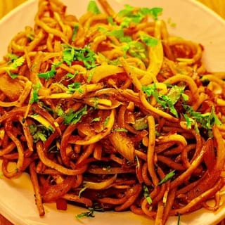 Chicken & Egg Hakka Noodles